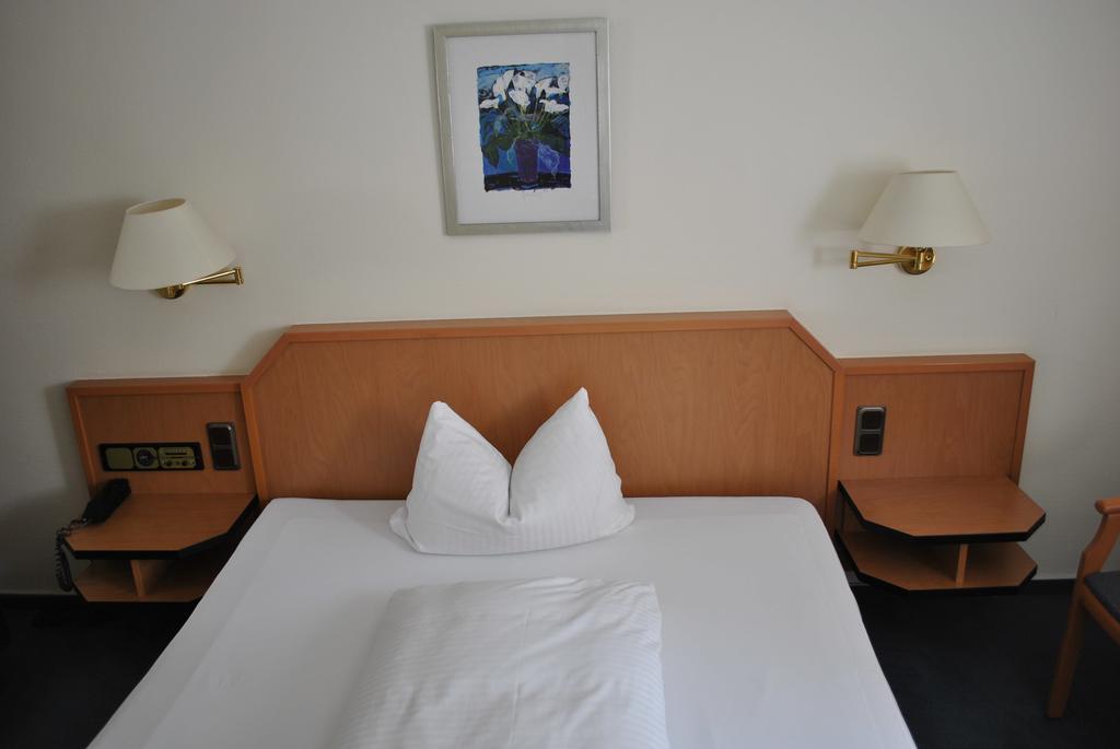Hotel Garni Am Schaefersberg Niedernhausen Quarto foto