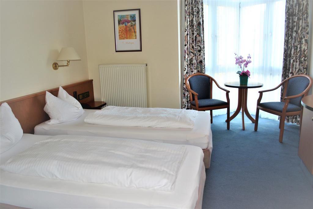 Hotel Garni Am Schaefersberg Niedernhausen Quarto foto