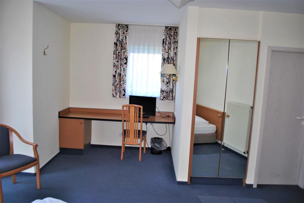 Hotel Garni Am Schaefersberg Niedernhausen Quarto foto